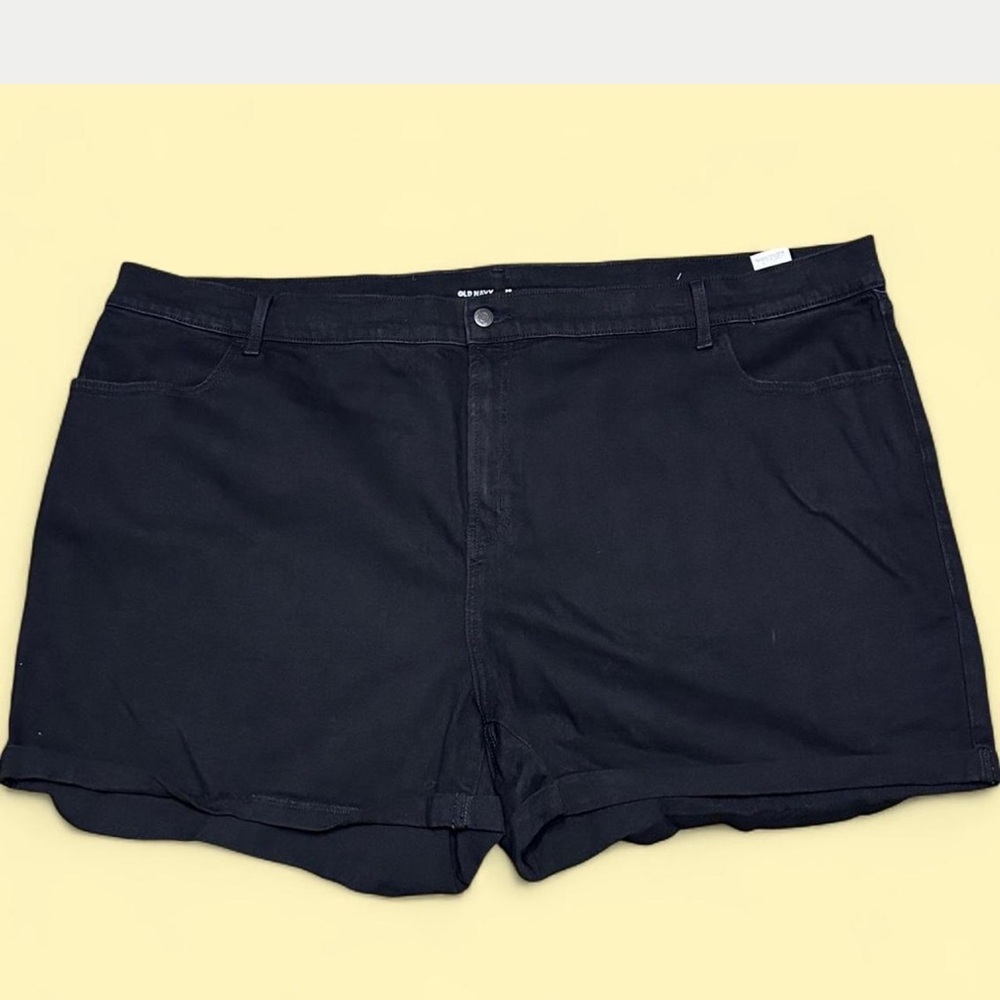 Black Old Navy Plus Size mid rise shorts size 28W
New without tags